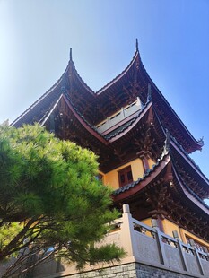 古寺飞檐晴空景致