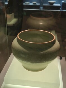 馆藏青釉古瓷罐