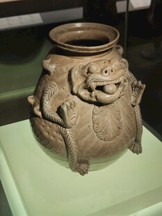 馆藏青瓷神兽尊