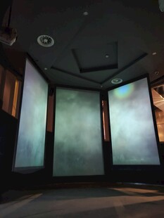 室内三面空白显示屏