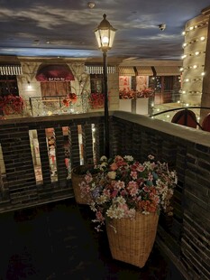 暮色露台暖灯小景