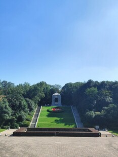 蓝天下的陵园景观