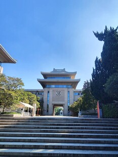 蓝天下中式门楼建筑