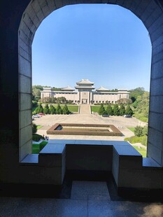 拱门远眺中式纪念建筑
