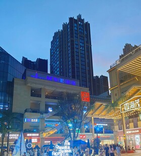 都市商圈傍晚街景