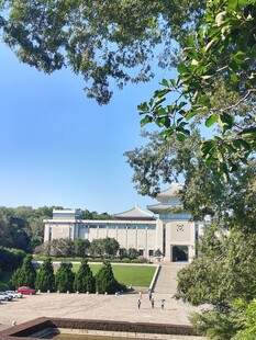 绿树掩映场馆晴日风光