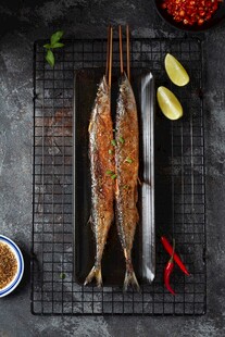 香烤秋刀鱼美食摆盘
