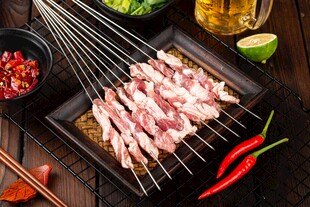 新鲜待烤羊肉串
