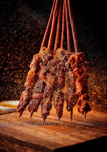 悬挂炭烤羊肉串