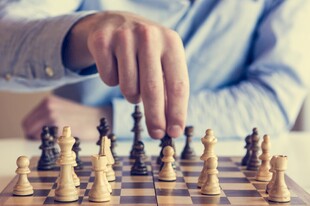 商务人士下国际象棋