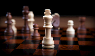 国际象棋白王棋子特写