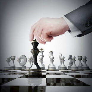 商务人士下国际象棋