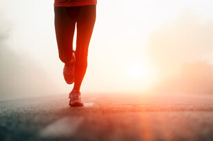 夕阳下跑步特写