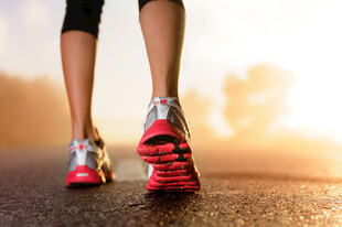 户外跑步脚步特写