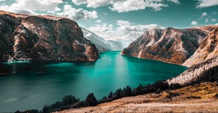 峡谷翠湖自然风光