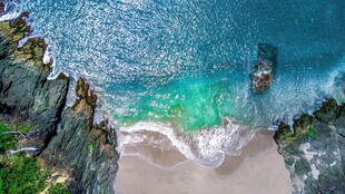 滨海悬崖沙滩美景