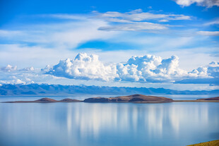 高原湖泊晴空美景