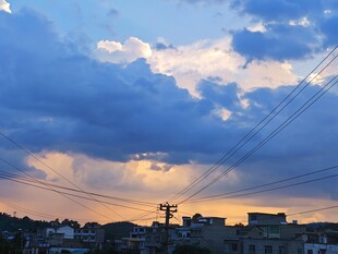 暮色下的城郊天空