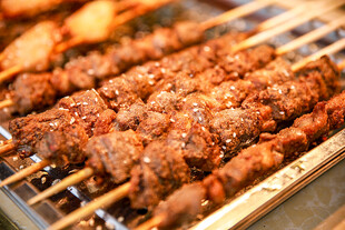 烤架上的焦香肉串