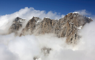 雪山峭壁