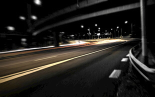 夜间隧道行车动态光影