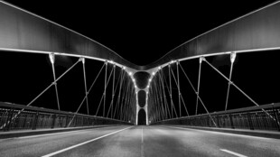 黑白钢架桥公路夜景