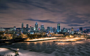 河畔城市璀璨夜景