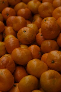新鲜柿子堆叠特写