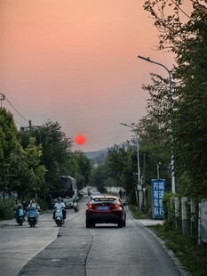 落日下的城郊公路