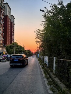 黄昏城市街道街景