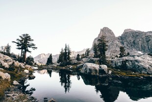 高山湖泊静谧风光