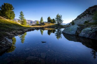 山间湖泊静谧风光