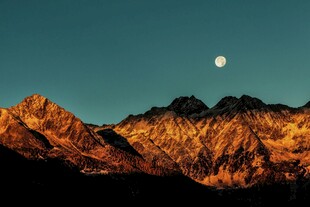 月下黄昏山景