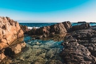 滨海礁石海岸风光