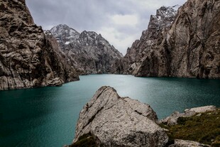 高山峡谷碧湖风光
