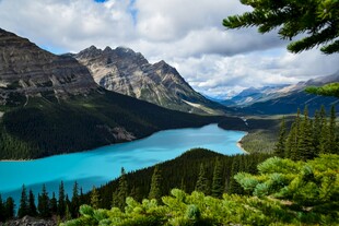 高山蓝湖自然盛景