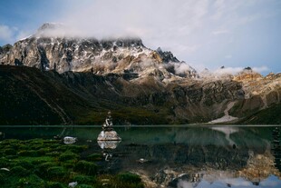 高原圣湖白塔风光