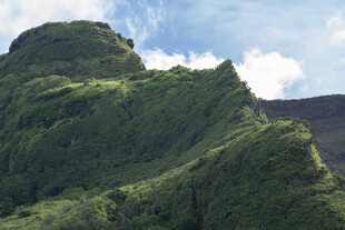 青山蓝天白云山野风光