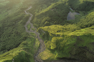 山间蜿蜒盘山公路
