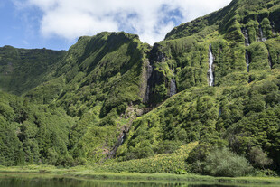 青山瀑布自然美景