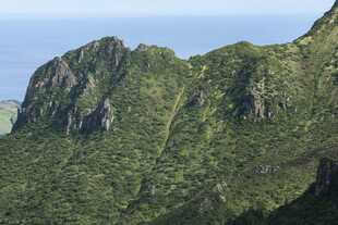 青山崖壁自然风光