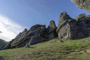 山野岩峰自然风光