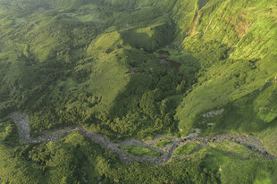 航拍山间蜿蜒公路