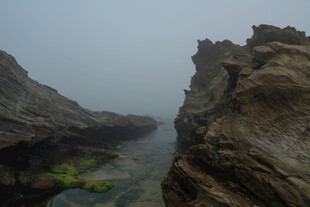 峡谷间的静谧水道