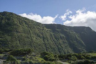 青山蓝天白云山野风光