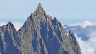 云端尖峰高山云海景观