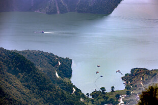 峡谷河流
