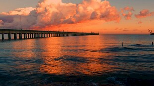 海面日落长桥美景