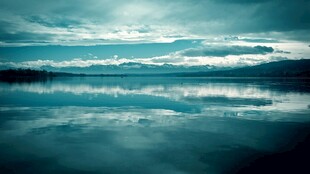 水天相映朦胧湖景