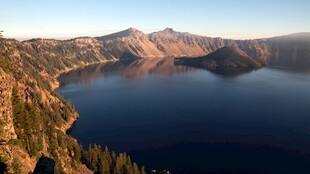 火山口湖晨曦风光